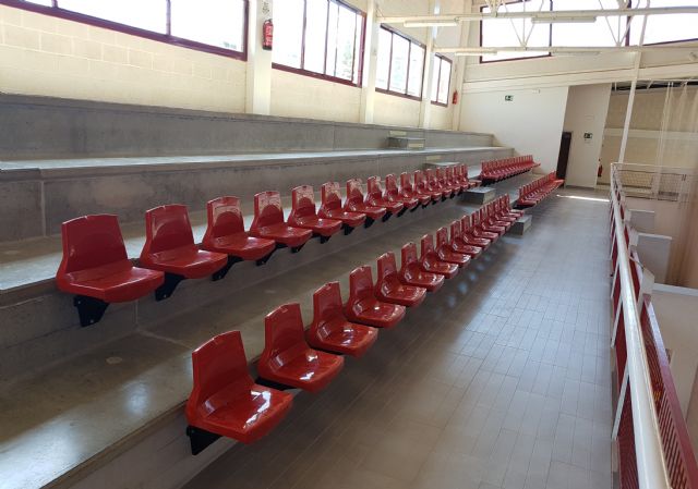 Las gradas del Pabellón Deportivo estrenan 124 nuevos asientos