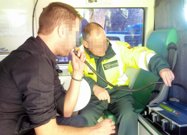 La Guardia Civil detiene a un conductor que sextuplicaba la tasa máxima de alcoholemia, en Campos del Río (RM-15 / RM B-11)