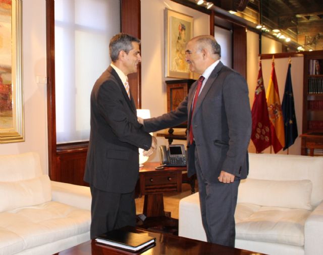 El presidente de la Comunidad, Alberto Garre, recibe al alcalde de Campos del Río, Miguel Buendía