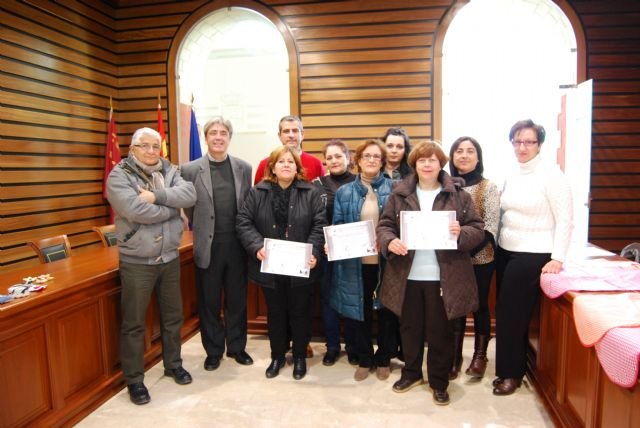 11 mujeres en riesgo de exclusión han participado en el taller de costura y reciclaje de prendas impartido en Campos del Río