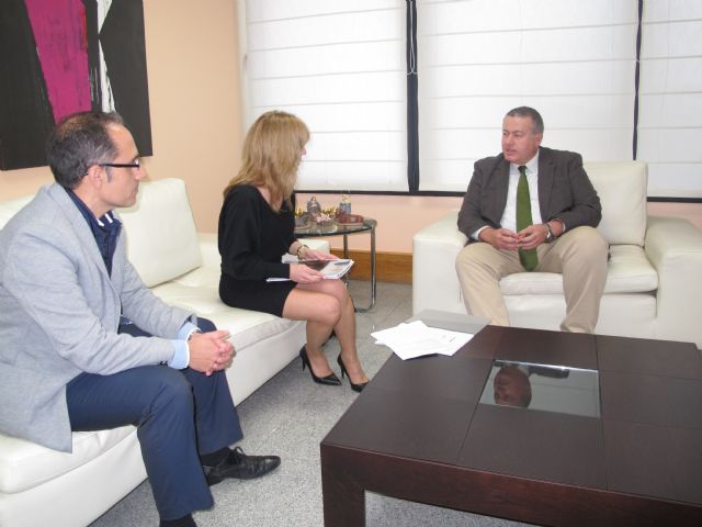 El consejero Francisco Bernabé y la alcalde sa de Campos del Río abordan la posibilidad de desarrollar mejoras en la localidad
