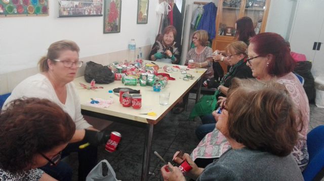 La asociación de mujeres Juana Calderón engalanarán las calles de Campos del Río durante las fiestas de San Juan