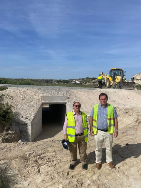 Fomento invierte más de 108.000 euros en reparar la carretera RM-B31 que une Campos del Río con la pedanía de Los Rodeos
