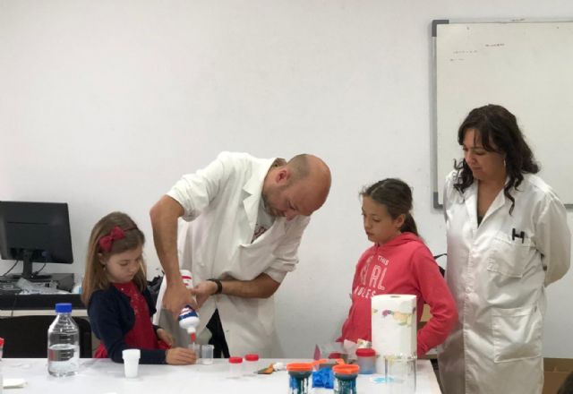 Los niños de Campos del Río aprenden divirtiéndose ‘Jugando con la química’