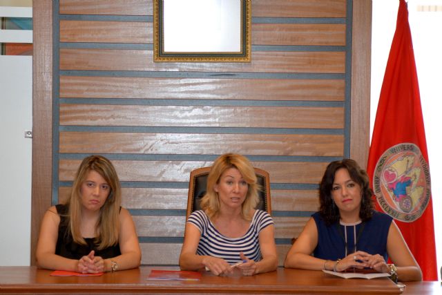 La alcaldesa firma el convenio regulador para el desarrollo de actividades de la Universidad del Mar en Campos del Río