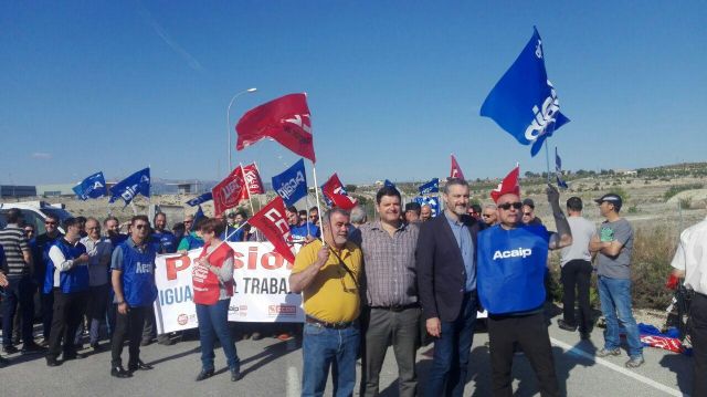 Podemos se concentra junto a los trabajadores de Campos del Rio para que 'se les devuelva la dignidad laboral que merecen'