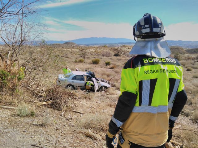 Dos personas heridas al salir el vehículo que conducían de la carretera y volcar en Campos del Rio