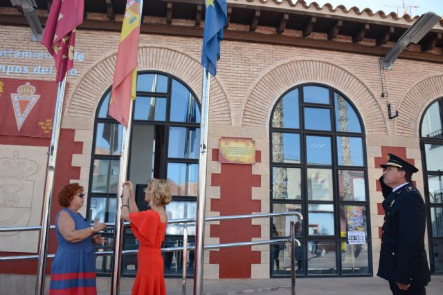 Decenas de camperos asisten al acto oficial de izado de la bandera de España