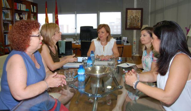 La alcaldesa de Campos de Campos del Río se reúne con la consejera de Educación para solicitar mejoras en el CEIP San Juan Bautista