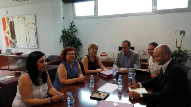 La alcaldesa de Campos del Río se reúne con el director del INFO para revisar el dossier de comercialización de Halcón Foods