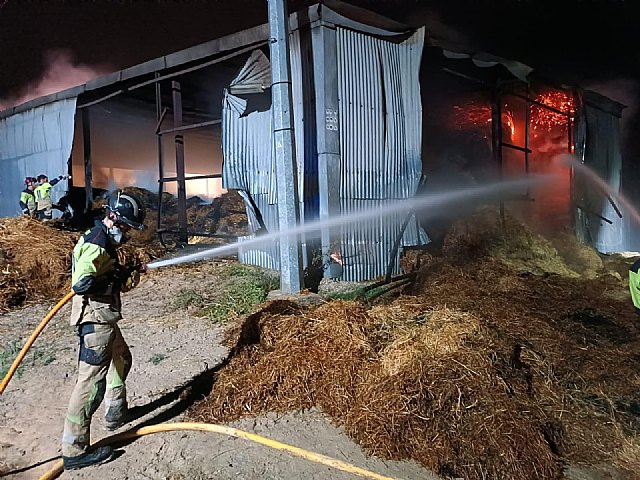 Incendio en un almacén de balas de paja de Campos del Río