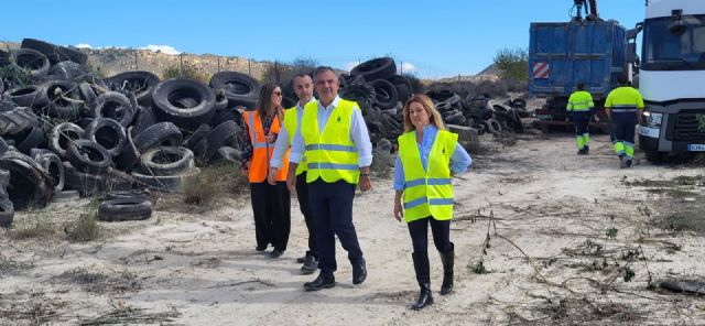 La Comunidad inicia la retirada de 941 toneladas de neumáticos y residuos para recuperar el paraje natural de La Llana, en Campos del Río