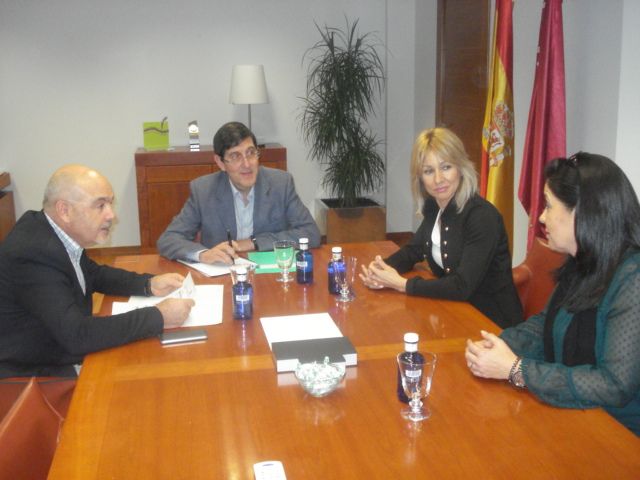 La alcaldesa de Campos del Río solicita al consejero de Salud mejoras en materia sanitaria del municipio