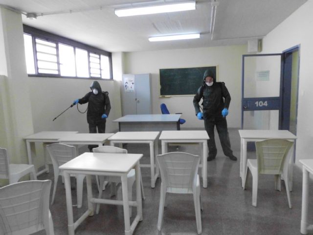 Cinco unidades de la Legión desinfectan todas las dependencias del Centro Penitenciario Murcia II