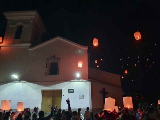 Numerosos farolillos llenaron el cielo de Campos del Río de luz y solidaridad para apoyar a las enfermedades raras