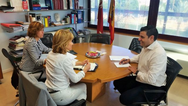 Reunión del director del Servicio de Empleo y Formación y la alcaldesa de Campos del Río