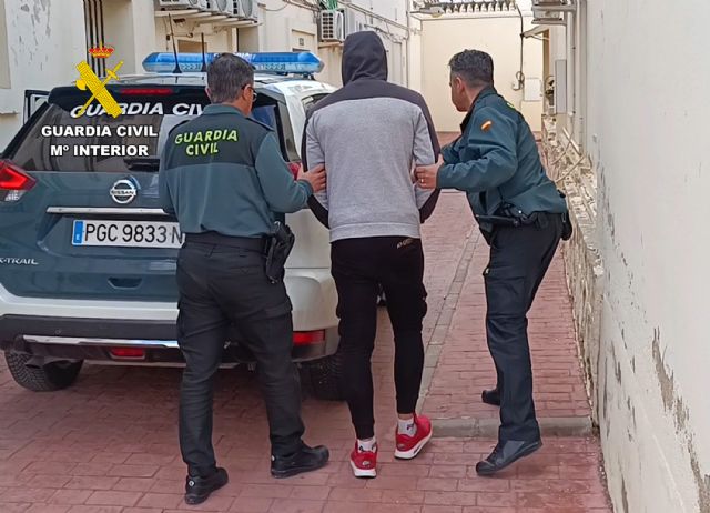 La Guardia Civil localiza y detiene en Campos del Río a un prófugo de la justicia