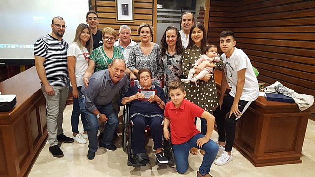 Encarnación Pérez Barquero recibe un emotivo homenaje a la Mujer Rural 2019