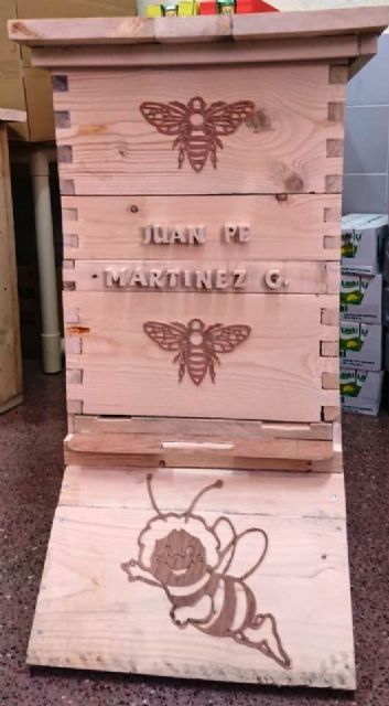 Internos en la cárcel de Campos del Río construyen un panal para propiciar una colonia de abejas y favorecer la polinización