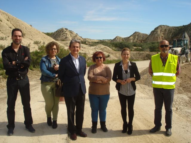 La alcaldesa visita junto al director general de carreteras las obras en la RM - B31 que conecta Campos del Río con la pedanía de Los Rodeos