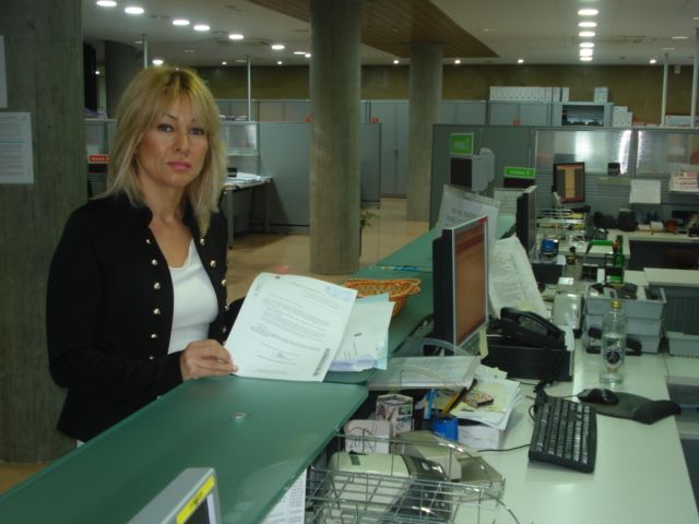 La alcaldesa de Campos del Río registra en la consejería de Fomento los documentos de la disposición de los terrenos para el arreglo definitivo de la carretera RM – 531