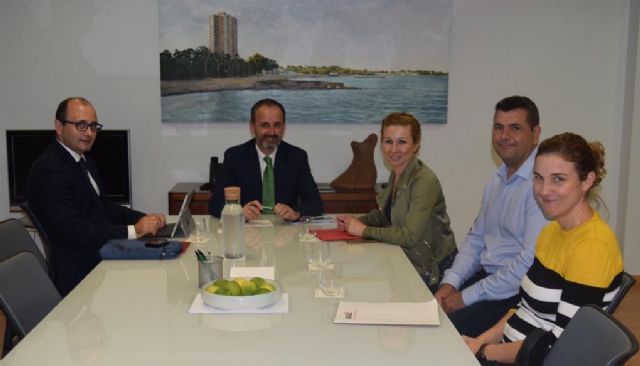 La alcaldesa se reúne con el consejero de Empleo, Universidades, Empresa y Medio Ambiente para encontrar soluciones a la situación de Halcón Foods