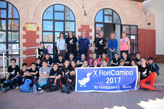Una treintena de alumnos del IES Floridablanca de Murcia son recibidos por la alcaldesa de Campos del Río a su llegada al municipio