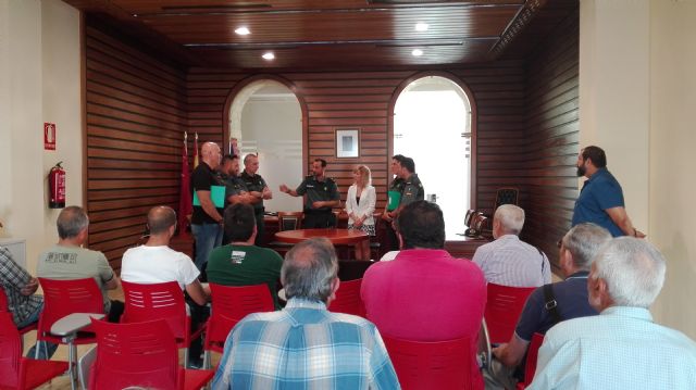 La Guardia Civil de la Región de Murcia imparte una charla a agricultores y ganaderos de Campos del Río para evitar robos en las explotaciones del campo