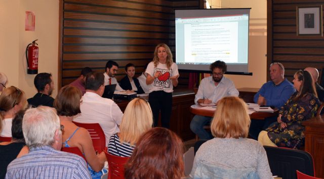 El Ayuntamiento de Campos del Río se reúne por primera vez de forma oficial con los afectados de la Urbanización de Campos del Río